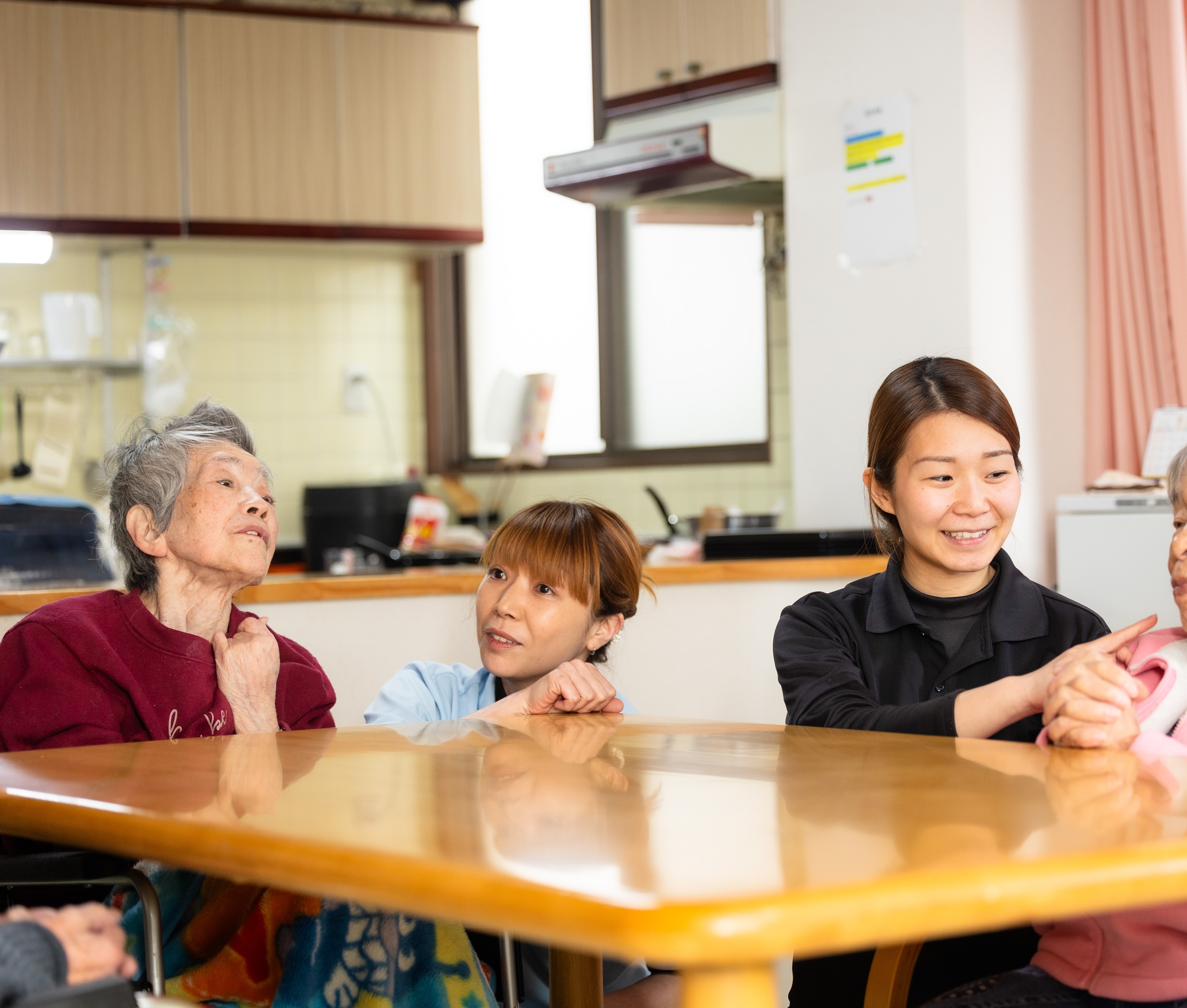 利用者様のみんなとお話をする写真